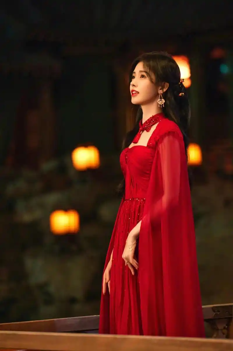 被鞠婧祎的国风造型美到了!穿一身中国红斗篷长裙,优雅又惊艳