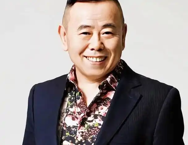 潘长江亲自辟谣移民美国传言,称中国是自己的根,自己哪儿都不去