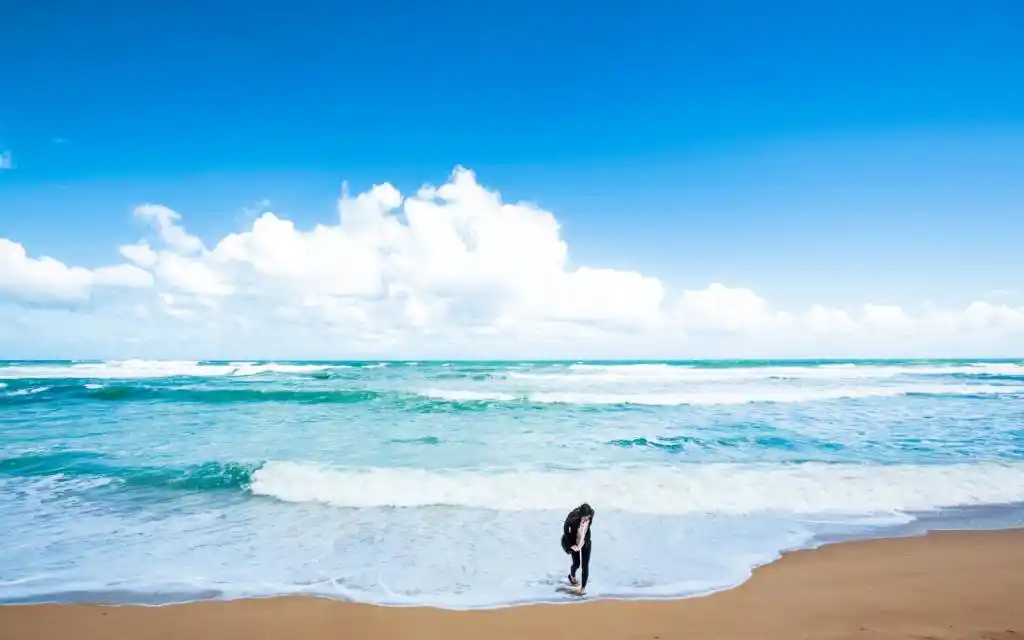 一个人在海边上漫步的图片,高清壁纸图片,非主流-回车桌面