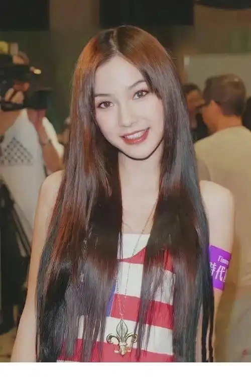 杨颖是内地当红女星,以前是一名嫩模,后来她接演了《全城热恋》