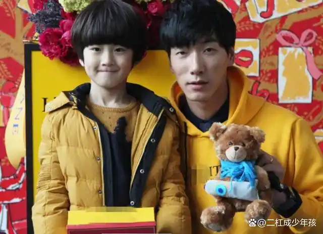 张亮称前妻为太太!一家四口滑雪度假,与寇静牵手好恩爱