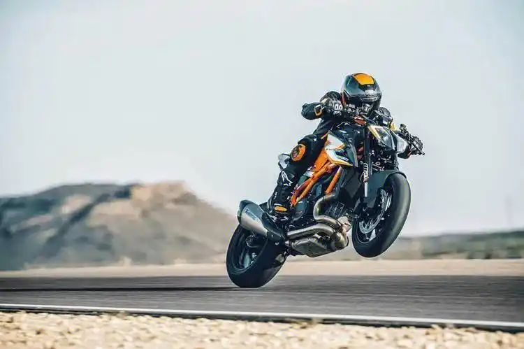 ktm 是奥地利的一家生产摩托的厂商,1934年诞生,强项是越野摩托,性能