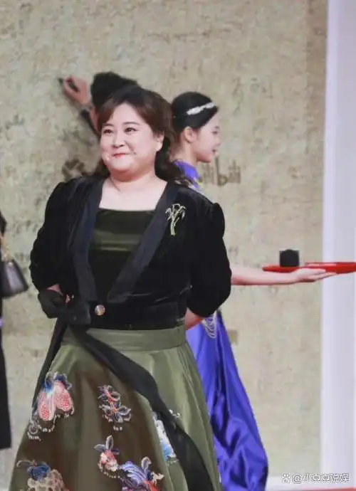 贾玲瘦100斤近照曝光亮点全在蛮腰上1小时浏览量超过600万