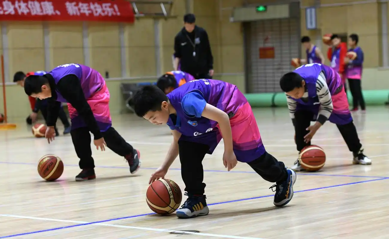 全民健身——宁夏银川:为抗疫人员子女免费赠送篮球课