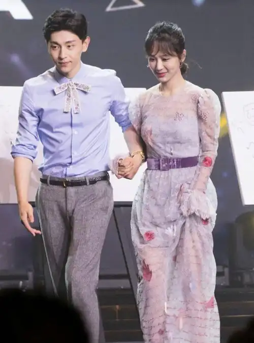 杨紫5年前就和邓伦同台唱情歌了,脸变化好大,少了婴儿肥多了苹果肌