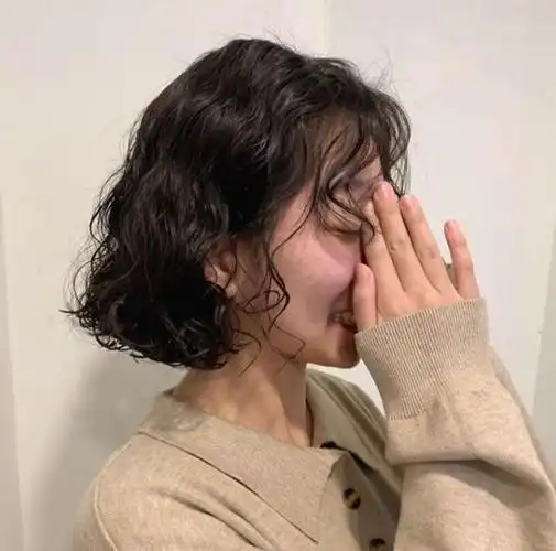 睡醒就自带随性感短发显嫩又活泼的蜜桃卷烫起来