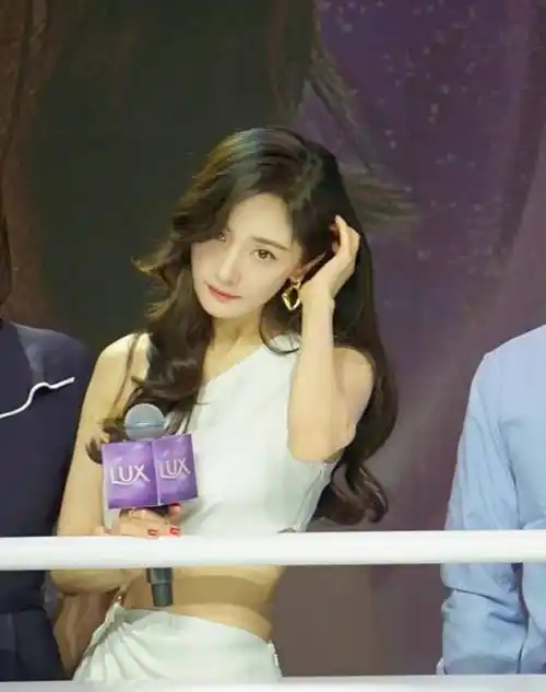 从发际线岌岌可危,到如今的蓬松自然,杨幂到底有没有去植发?