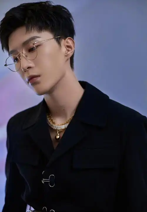 范丞丞眼镜造型汇总,斯文绅士或霸气超a,演绎不同的帅气男友风