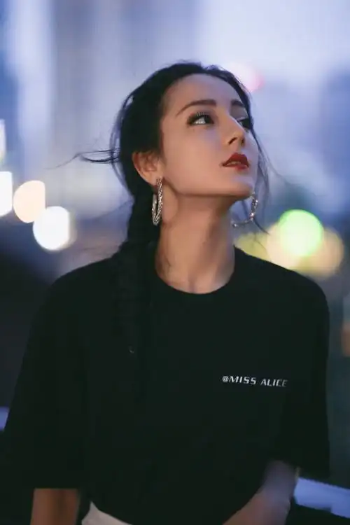 简介:迪丽热巴酷飒摩登黑衣写真图片,分享一组迪丽热巴图片给大家,图