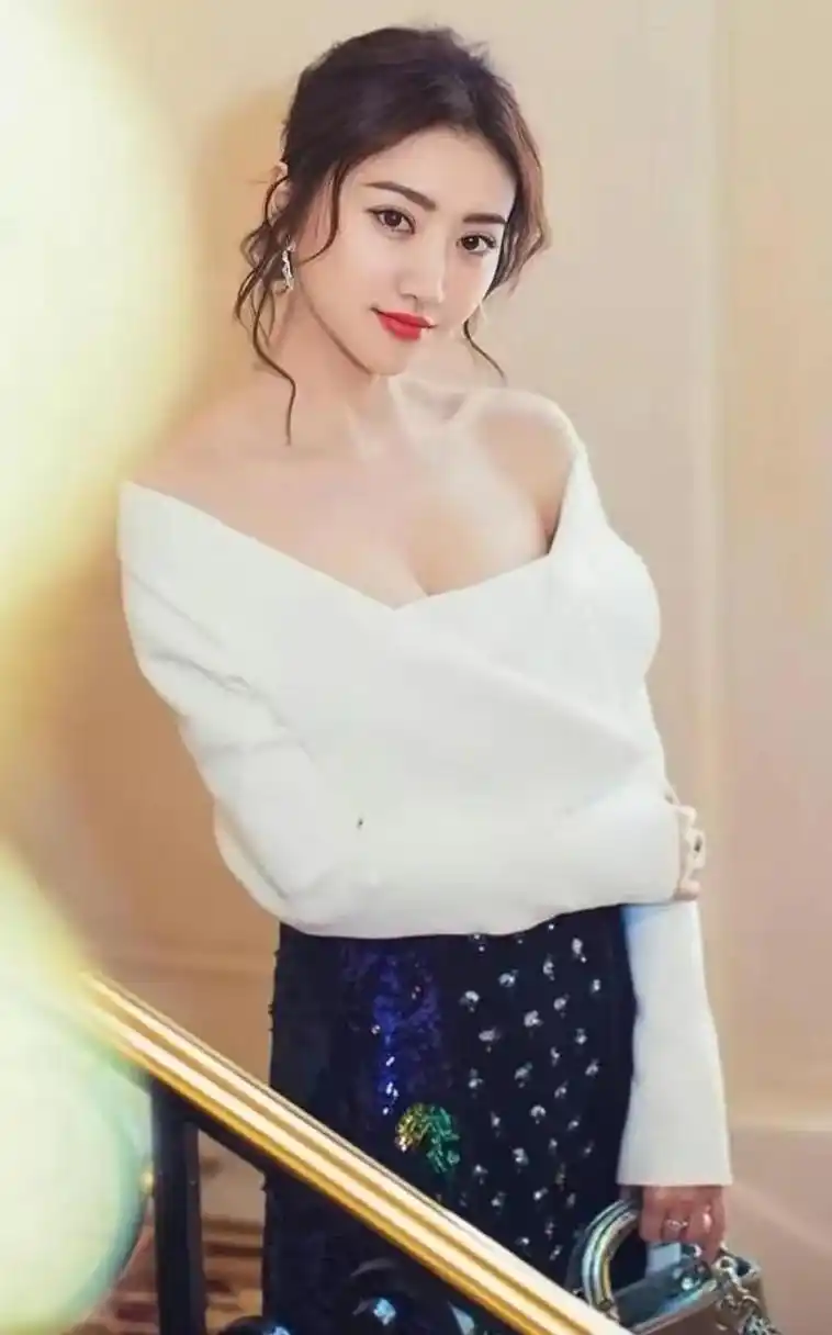 景甜肤白胜雪,身材傲人,真是绝色佳人.眉目传情,撩人心怀.