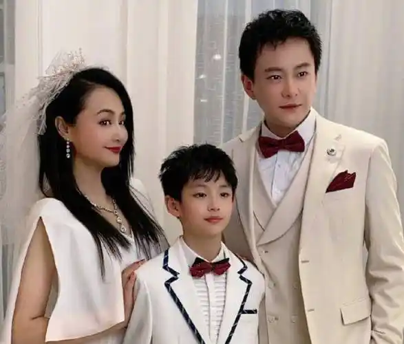 曹颖罕晒全家福,与王斑在一起26年未办婚礼,头戴白纱像拍婚纱照_老公