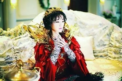 6月30日,由于正担纲编剧兼艺术总监的奇幻华美大戏《半妖倾城》登陆