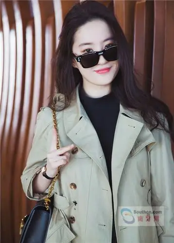 刘亦菲身穿dior迪奥深蓝色棉质连衣裙搭米色风衣温柔感性