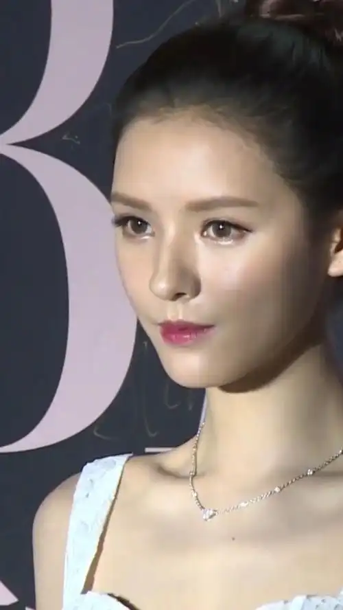 张予曦这神仙颜值,五官非常精致,有一种人鱼公主的既视感!