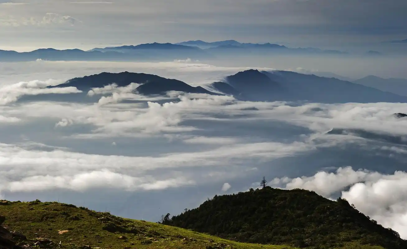 位于四川省雅安市荥经县与泸定县交界处,是一座海拔3660米的雄伟山峰
