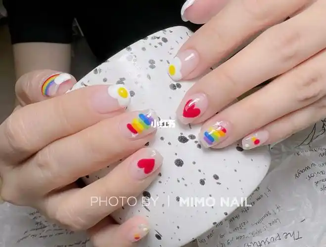 彩虹美甲