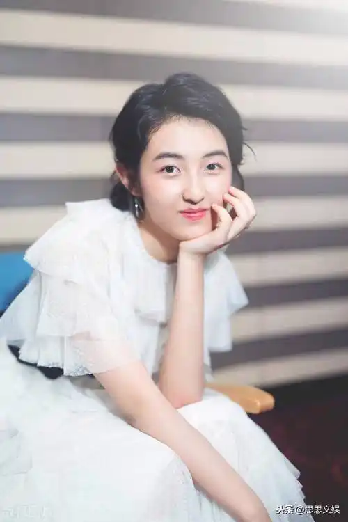 张子枫入北影晒照,同学们加入其中,颜值一个比一个高_赵今麦_大学