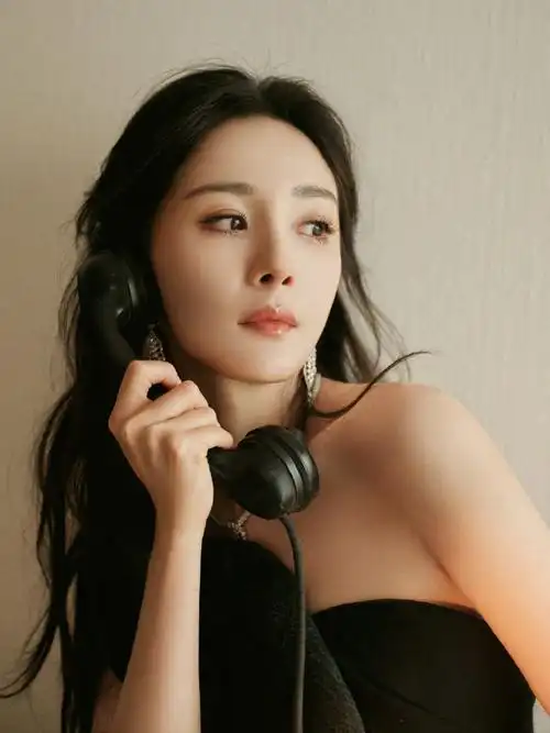 杨幂黑色吊带开衩长裙##杨幂暗夜花仙子