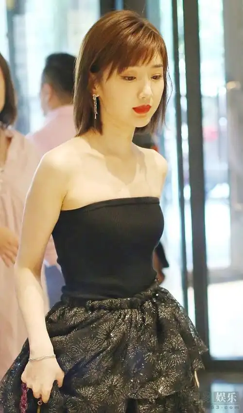 毛晓彤穿抹胸裙露甜笑提裙摆走姿优雅