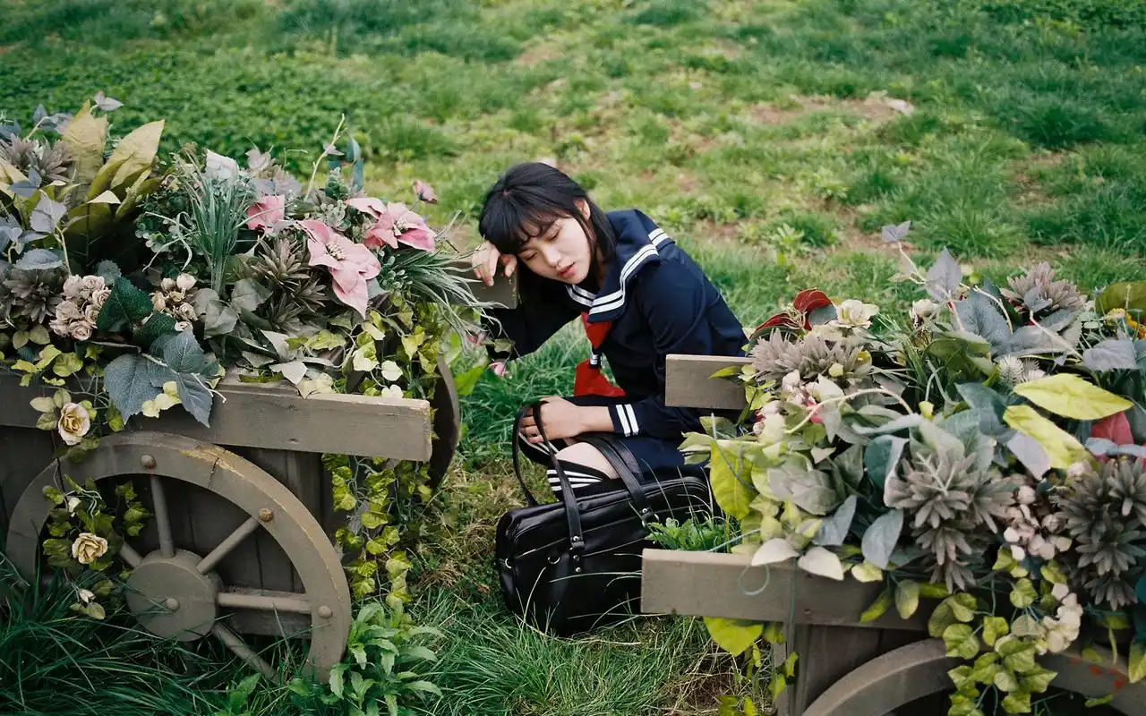 水手服少女唯美图片桌面壁纸