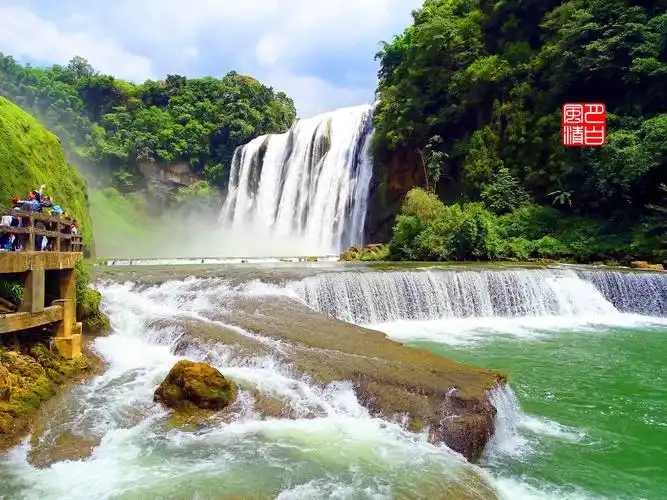 黄果树大瀑布是亚洲第一大瀑布,以水势浩大著称.瀑布宽101米,高77.