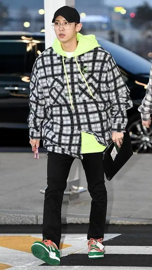 组图:朴灿烈入伍后新照曝光 剪寸头帅气依旧