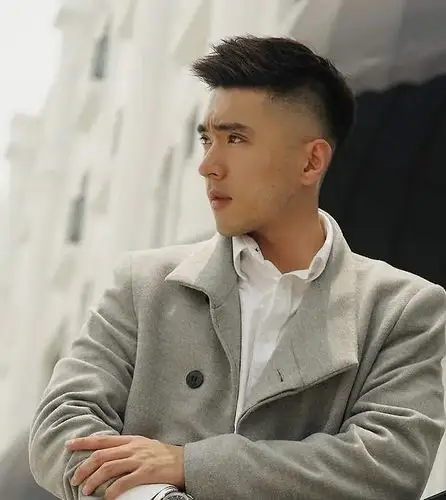 其实,短发也是一个不错的选择,将两侧的头发铲短,再将头顶的头发顺着