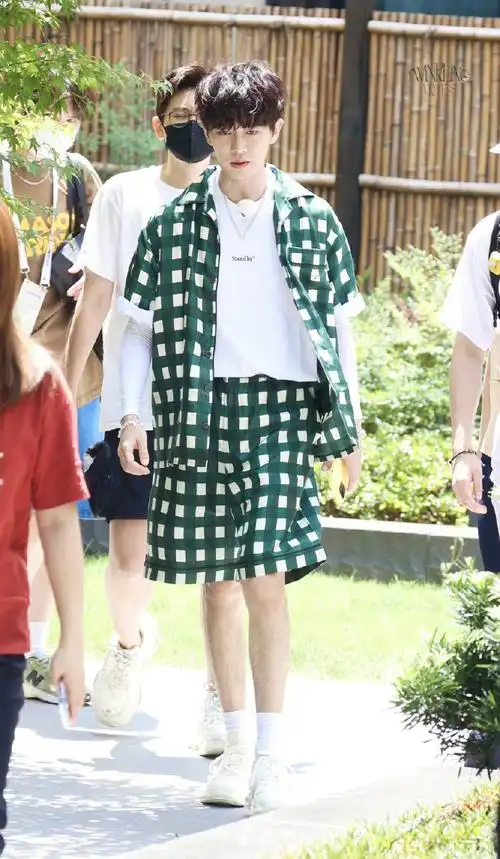 那就再发一遍吧,腿毛合集每个人的身上都有毛毛@任嘉伦allen#任嘉伦