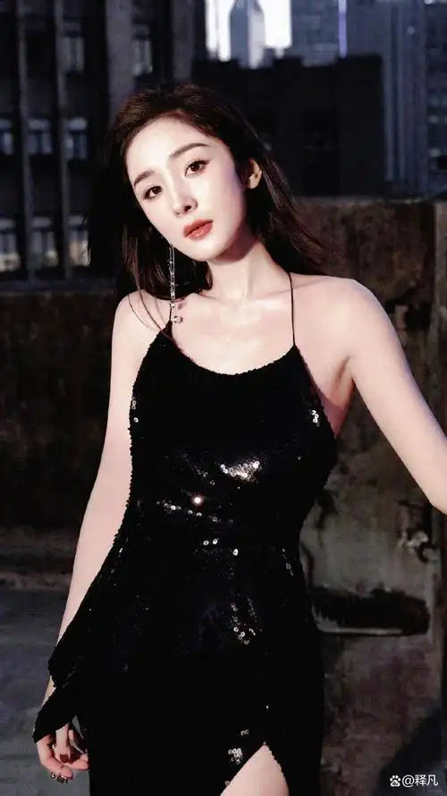 杨幂穿吊带黑裙露娇嫩美背!肤如凝脂长腿修长性感撩人