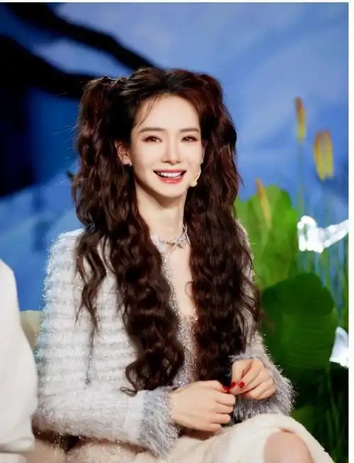 女神范十足:戚薇扎双马尾青春靓丽 笑容灿烂迷人