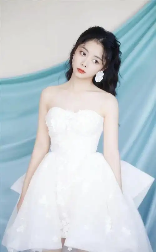 这一次白色裙子是温柔端庄又大气,整个人更加的有韵味#谭松韵夏日ootd