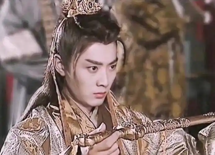 在那个神仙打架的年代,沈晓海虽然名气不大,但演技和颜值在娱乐圈里也