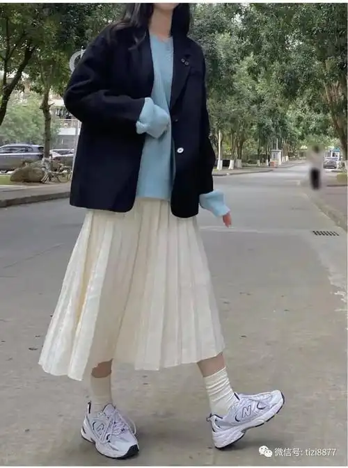 长款百褶裙搭配什么上衣好看