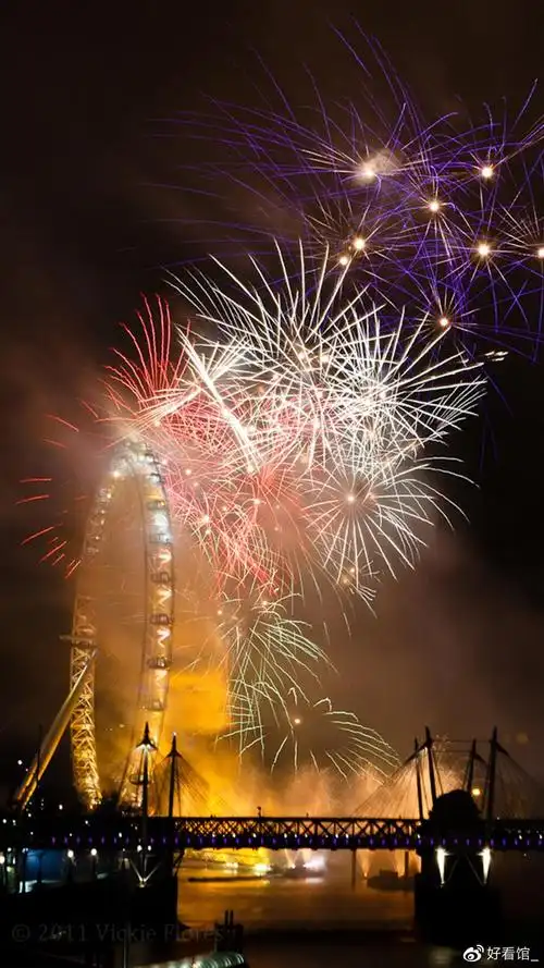 2021年跨年夜壁纸_烟花壁纸_烟花壁纸唯美图片高清_唯美绚烂的烟花图