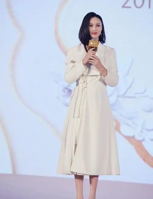 张歆艺产后首现身,穿白色连衣裙配高跟鞋,秀小腿被怒赞:太细了