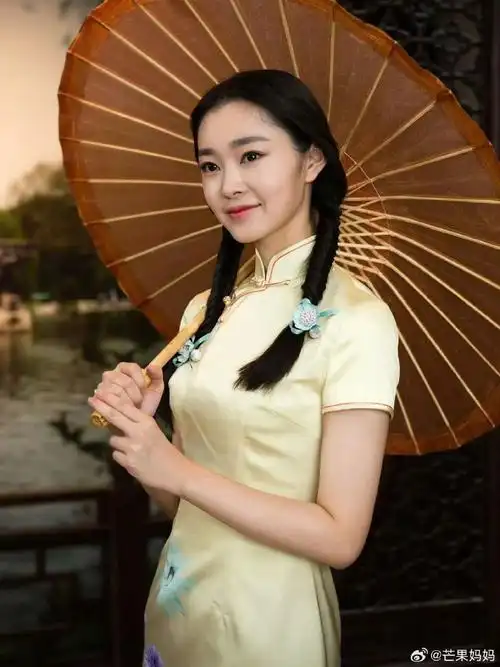 宋轶的腰#宋轶很适合穿旗袍就是因为她腰细腿长仪态也好!