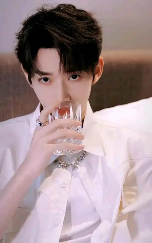 2021年主演电视剧《潇洒美人淡妆》;12月,主演的奇幻爱情剧《我是岁月