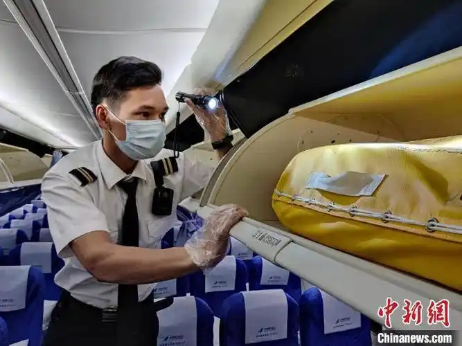 休假偶遇村民抽搐倒地 南航安全员紧急施救