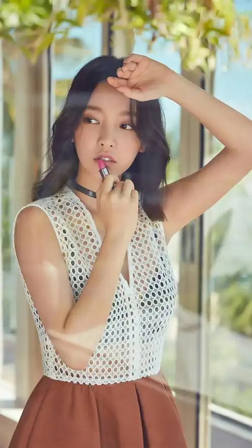 韩国美女具荷拉