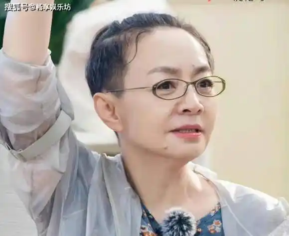 62岁宋丹丹聚会照流出,状态暴露,头发稀疏,消瘦憔悴令人心疼_巴图