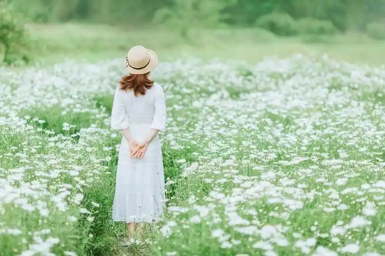 五十多岁的女性拍背影照太单调6个技巧背影照也能优雅美丽