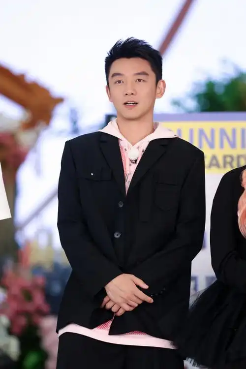 96今晚20:20浙江卫视#奔跑吧#,和恺boss@郑恺一起持卡上岗