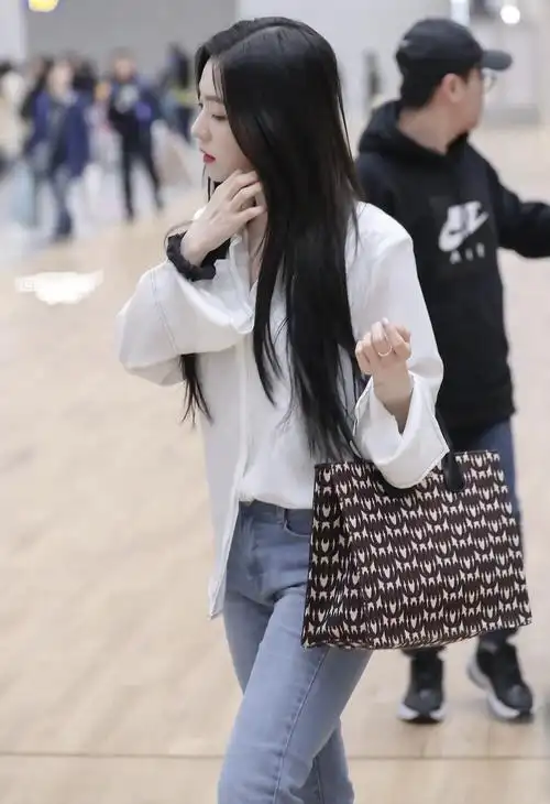 有韩团颜神之称的裴珠泫,一袭白裙误以为白雪公主,实在太会穿了