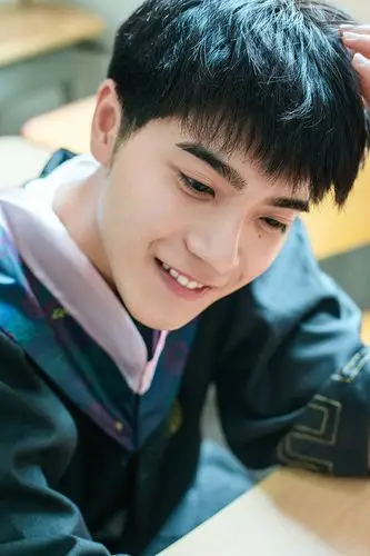 郭其城学士服照曝光 诠释青春毕业季