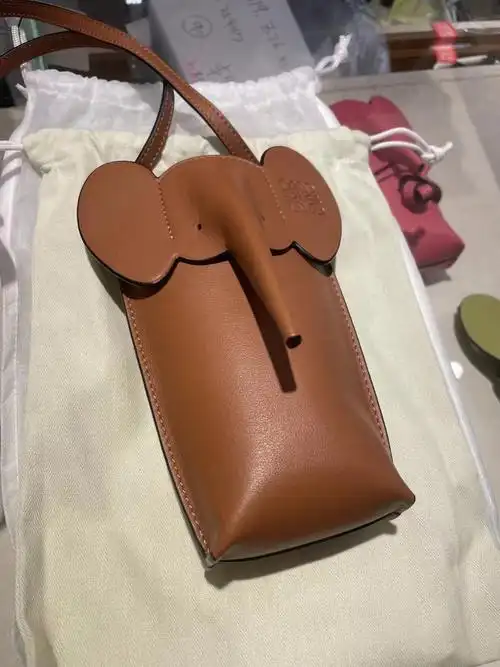 可爱爆炸的loewe罗意威大象手机包