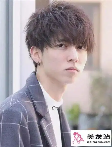 空气感纹理烫发型,即头发有着蓬松空气感的间距,以及层次的纹理感,如