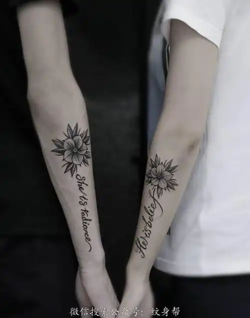 花朵与英文一起的手臂情侣纹身刺青