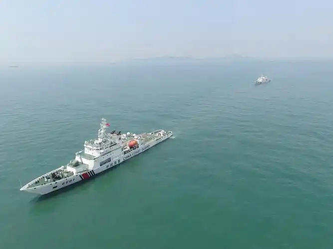 中国海警长山舰和石城舰组成编队赴北太平洋公海执行渔业执法任务.jpg