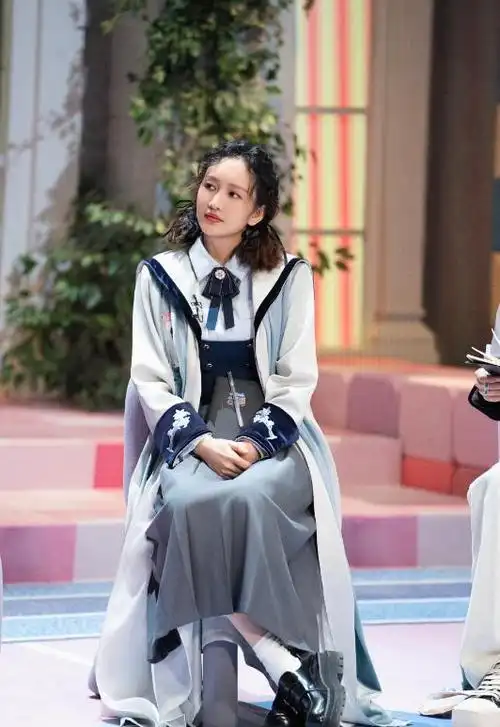 通过视频可以看到,王鸥一出场,何炅就热情迎接,紧接着又夸奖王鸥的