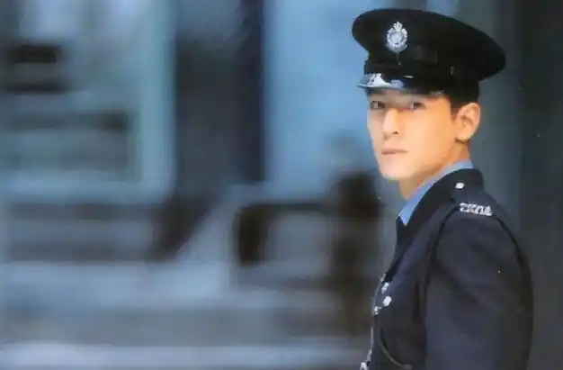 作为著名的香港男神,吴彦祖年轻时候的颜值不用过多赘述,他和陈冠希